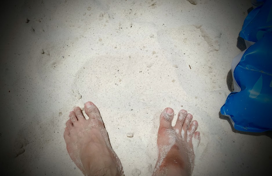 砂浜に裸足立つ男性