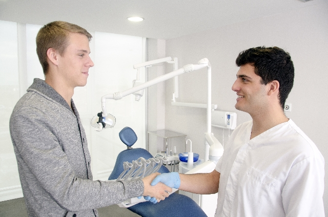 虫歯治療が終わって握手する医者と患者
