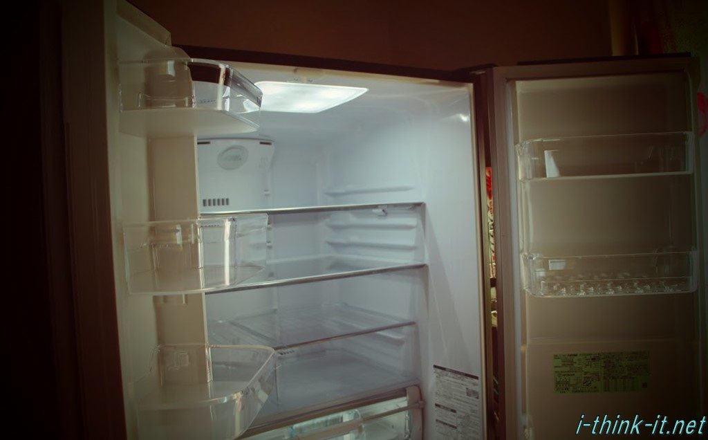 冷蔵庫ドアを開いた様子