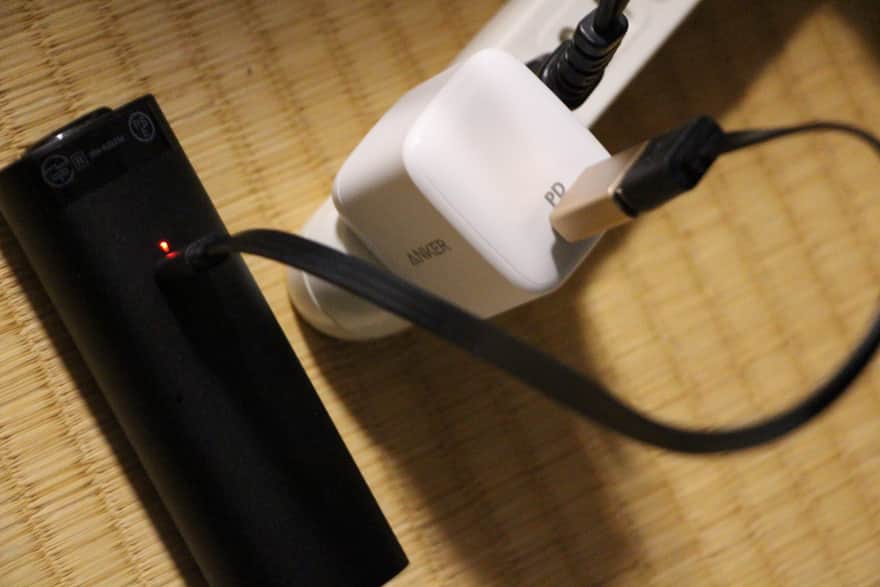 USBケーブルに変換アダプタを装着して充電