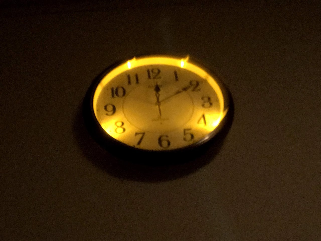 発光した掛け時計