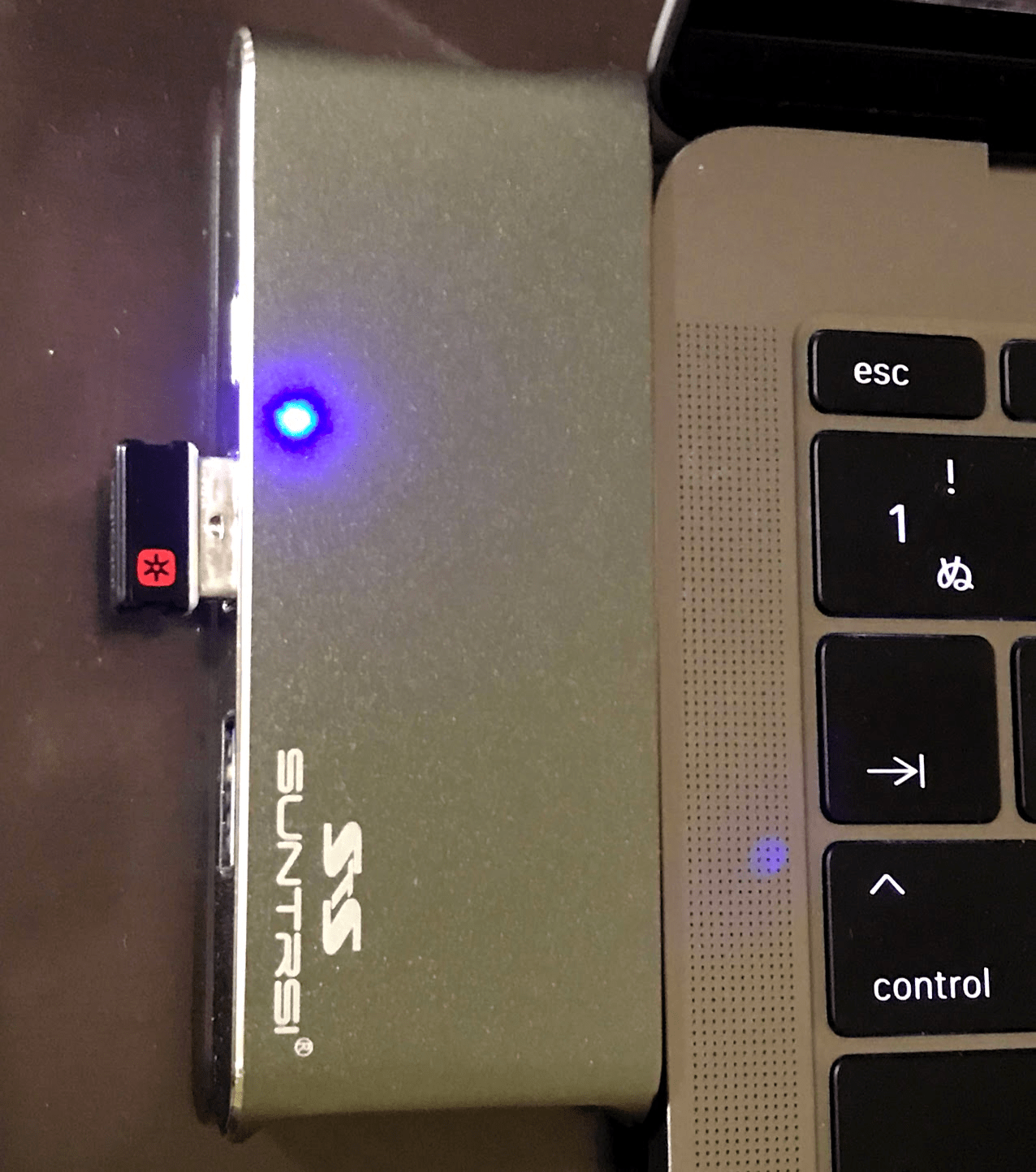 USBレシーバーを挿したMac