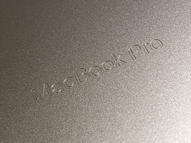 底面にMacBookProの刻印